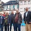 Anlieger der Hofstatt versammeln sich, um der Feuerwehr für ihren Einsatz zu danken, auch wenn nicht alle glimpflich davongekommen sind. ...