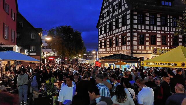 Die Stadt bildet mit nächtlichem Lichterspiel eine traumhafte Kulisse für die Veranstaltung.
