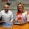 Thomas Dannenberger und Barbara Burchardt von der Aktionsgemeinschaft Radolfzell mit den neuen Gutscheinen.