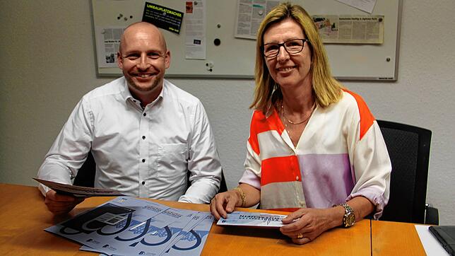 Thomas Dannenberger und Barbara Burchardt von der Aktionsgemeinschaft Radolfzell mit den neuen Gutscheinen.