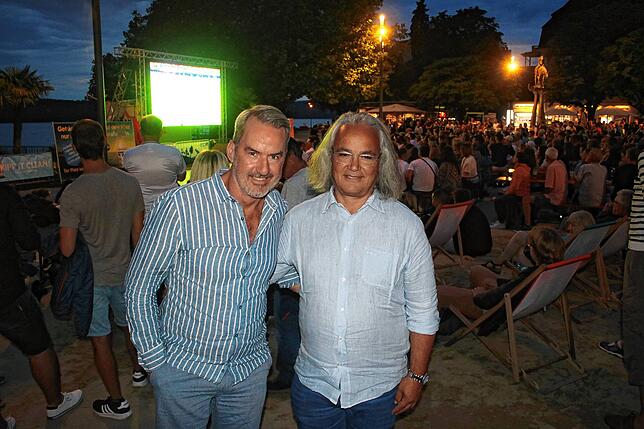 Ingo Wörner (links) und Pina Arena während des Endspiels beim Public Viewing auf dem Überlinger Landungsplatz.