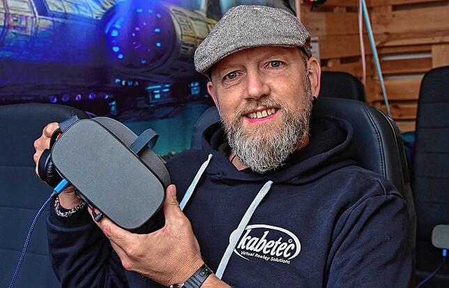 Bernd Kaltenbach mit einer von ihm entwickelten Brille für virtuelle Anwendungen. Der Inhaber der Firma Kabetec hat die insolvente Firma ...