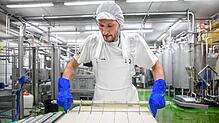 Ein Taifun-Mitarbeiter schneidet am Freiburger Stammsitz des Unternehmens Roh-Tofu. Das genaue Rezept des Fleisch- und Käseersatzes ist ...