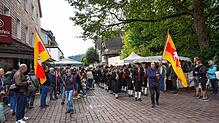Zum offiziellen Start des Trödlermarktes gibt es wieder den beliebten badischen Umzug durch das Markt-Gelände, angeführt von ...