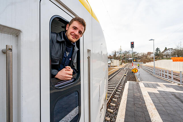 Kevin Schmidt ist Lokführer bei der DB-Regio und freut sich über den Komfort und die Fahrleistungen seines neuen Arbeitsgerätes, dem ...