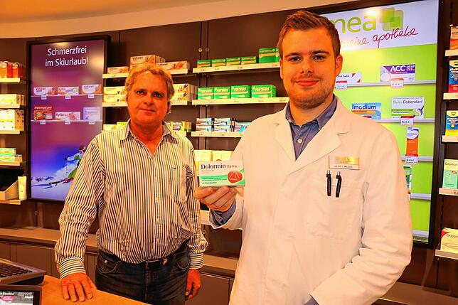 Peter (links) und Florian Meess können in der Hofapotheke nächste Woche auch wieder einfachen Mundschutz verkaufen. Abgebildet ist auf ...