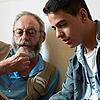 Liam Cunningham und Hussam Alhraki im jordanischen Flüchtlingslager 2016. Heute lebt Alhraki in einem Dorf bei Stuttgart.