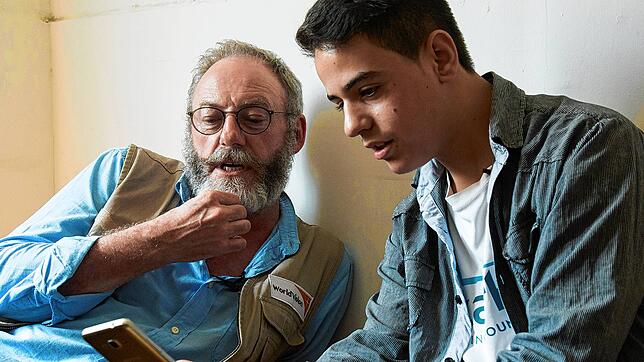 Liam Cunningham und Hussam Alhraki im jordanischen Flüchtlingslager 2016. Heute lebt Alhraki in einem Dorf bei Stuttgart.