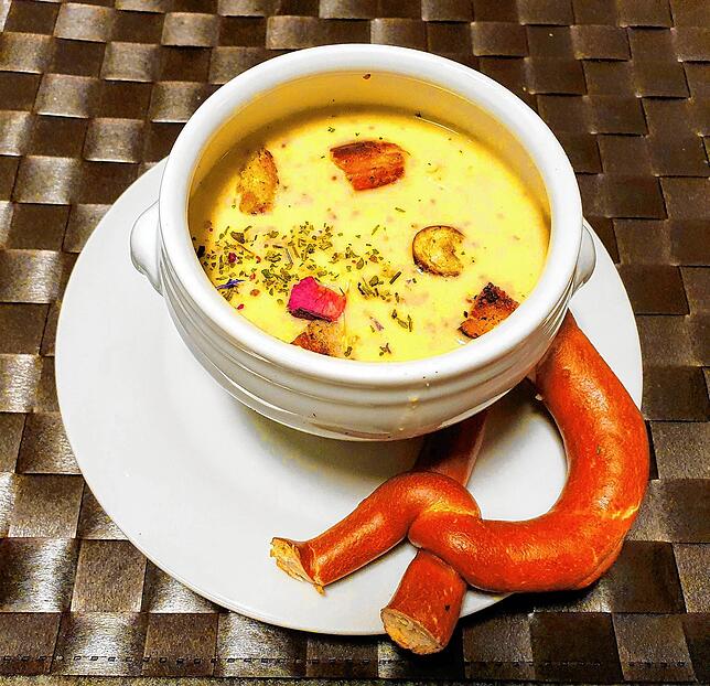 Senfcremesuppe mit Brezelcroûtons von Markus Waibel.