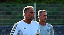 Trainer Daniel Wieser (links) und der FC Singen haben sich mit dem 3:1 drei Punkte gegen den FV Möhringen geholt.