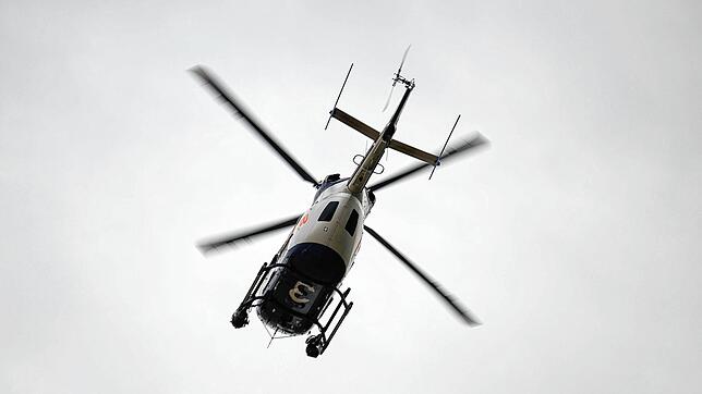 Nach dem ersten Knall am Sonntagabend, 27. Oktober, sucht die Polizei mit einem Hubschrauber (Symbolbild) der Hubschrauberstaffel aus ...