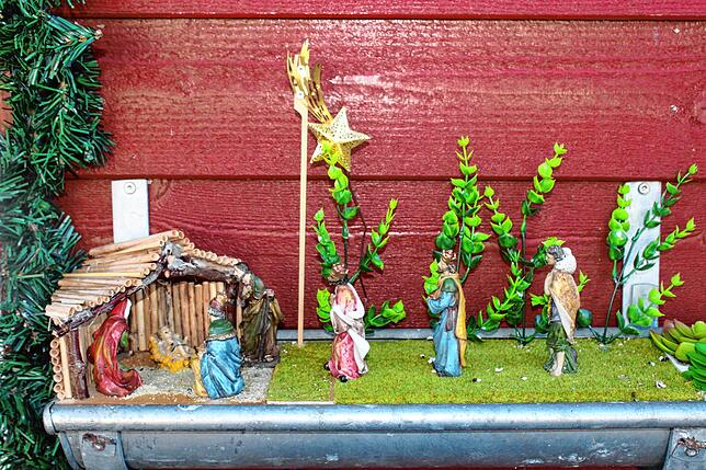 In der kurzen Dachrinne treffen die Heiligen Drei Könige gerade an der Krippe bei Josef und Maria und dem neugeborenen Jesus ein.