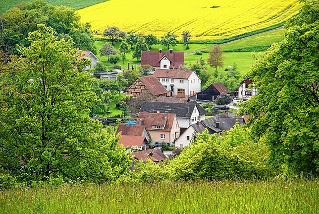 Blick aufs Dorf. Soll die Glocke im Dorf morgens um 6 Uhr läuten? In Tengen-Talheim wurde diese Frage demokratisch gelöst.