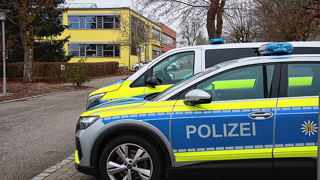 Die Polizei ist vor Ort und überwacht.