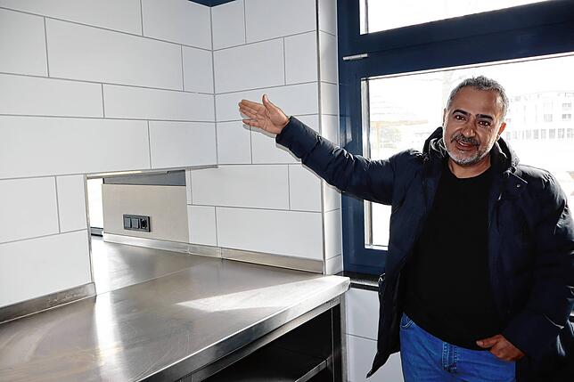 Hier soll der Dönerspieß stehen. Neben Pommes, Pizza und vielen weiteren Gerichten will Serafettin Avci damit die Gäste anlocken.