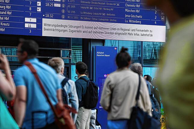Eine Anzeige informiert im Berliner Hauptbahnhof darüber, dass der S-Bahnverkehr witterungsbedingt eingestellt wurde.