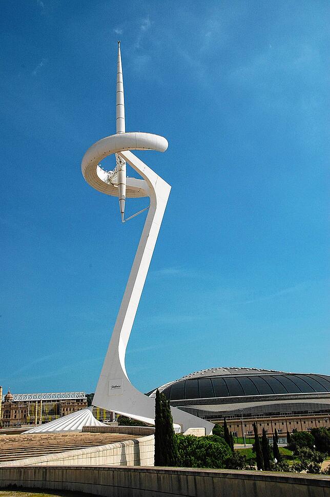 Der Fernsehturm in Barcelona, den Star-Architekt Santiago Calatrava für die Olympischen Spiele 1992 schuf, überragt auch heute noch das ...