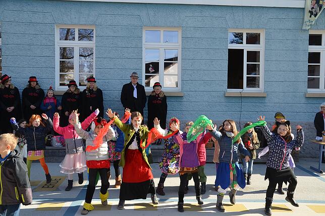 Mit Tänzen und närrischen Gedichten feierten die Aasener Grundschüler am Vormittag des Schmutzigen Dunnschtig auf dem sonnigen Schulhof ...