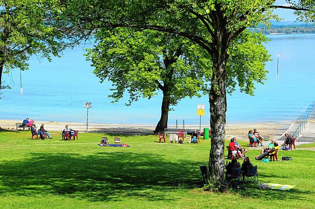 Bild 2: Das Wochenende in Konstanz: großes Gedränge auf der Autofähre, vernünftige und glückliche Menschen in den Strandbädern