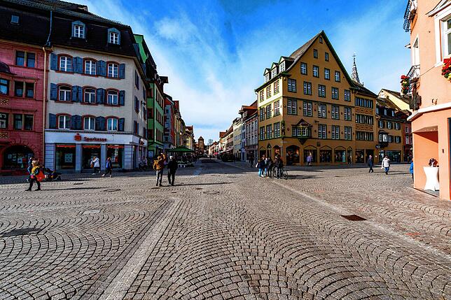 Mitten in der Villinger Innenstadt wird die SÜDKURIER-Redaktion in der Nähe der Sparkassen-Filiale (links) am Dienstag ihren Stand ...