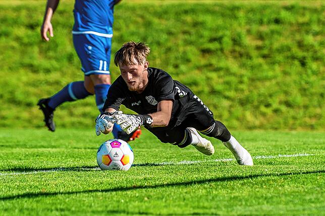 Coole Socke: Yannik Lais hebt Torwart Simon Klein beim FC Schönau heraus: „Er hat sich super integriert. Es gibt viele andere junge ...