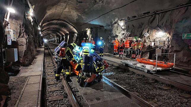 Die Einsatzkräfte müssen unterwegs „Verletzte“ retten, die auf dem Weg ins Freie zusammengebrochen sind. So lautete jedenfalls die ...