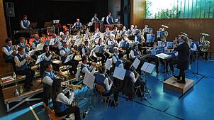 Der Musikverein Altenburg präsentiert sich mit 51 Musikerinnen und Musikern auf der Bühne. Vorsitzende Heike Raif ist sehr stolz auf ...