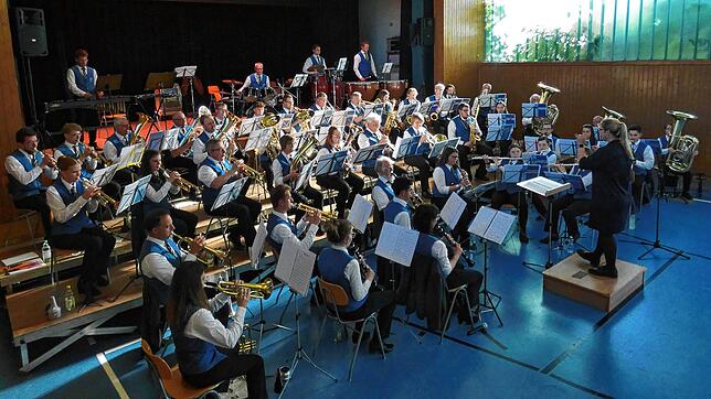 Der Musikverein Altenburg präsentiert sich mit 51 Musikerinnen und Musikern auf der Bühne. Vorsitzende Heike Raif ist sehr stolz auf ...