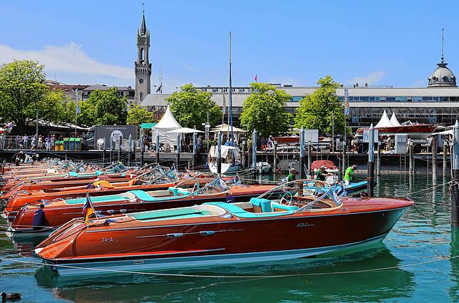 Da kommen nicht nur Motorboot-Fans ins Schwärmen: Die Riva-Flotte gibt sich im Hafen zu ihrem Jahrestreff ein Stelldichein.