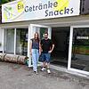 Sabrina und Fabian Kleiner bieten in ihrer umgebauten Garage am Donau-Radweg in  Beuron-Thiergarten überwiegend regionale Produkte an. ...