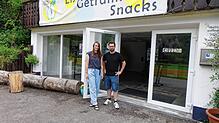 Sabrina und Fabian Kleiner bieten in ihrer umgebauten Garage am Donau-Radweg in  Beuron-Thiergarten überwiegend regionale Produkte an. ...