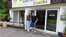 Sabrina und Fabian Kleiner bieten in ihrer umgebauten Garage am Donau-Radweg in  Beuron-Thiergarten überwiegend regionale Produkte an. ...