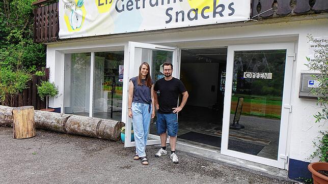 Sabrina und Fabian Kleiner bieten in ihrer umgebauten Garage am Donau-Radweg in  Beuron-Thiergarten überwiegend regionale Produkte an. ...