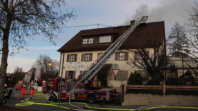 Ein Küchenbrand hat sich bis in den Dachstuhl des alten Adler-Gebäudes ausgebreitet.