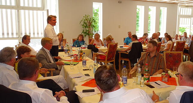 Gut besucht war der vierte Pflegegipfel im Landkreis, zu dem der CDU-Bundestagsabgeordnete Thomas Bareiß (stehend) eingeladen hatte.