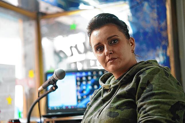 Felicitas Högerle-Mai macht die Ansage beim Autoscooter.