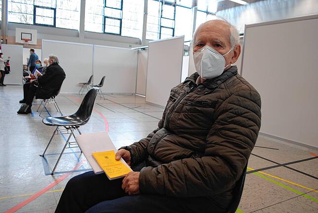 Der 88-jährige Wolfgang Back aus Tiengen ruht sich nach der Impfung aus.