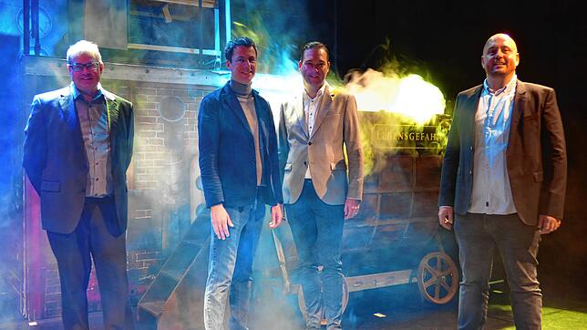 Vor der imposanten Kulisse des Tommy-Tailor-Musicals trafen sich Bürgermeister Alexander Guhl, Gloria-Intendant Jochen Frank Schmidt, ...