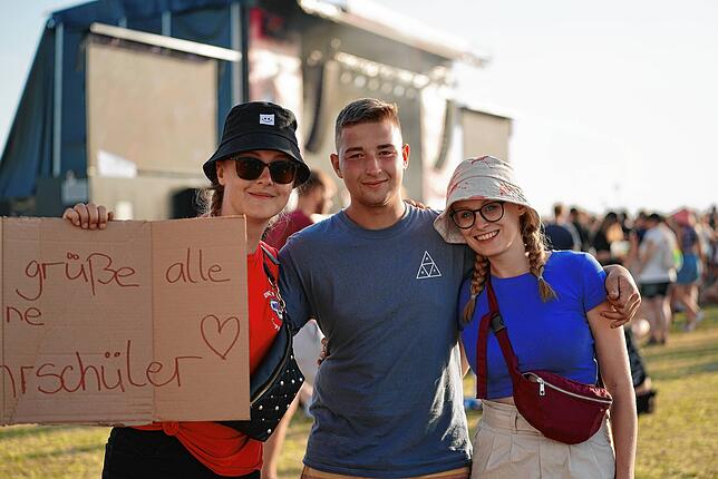 Jessica Vollmer (28), Julian Di Maria (20) und Lara Meier (17) aus Albstadt schicken Grüße an alle, die sie kennen.