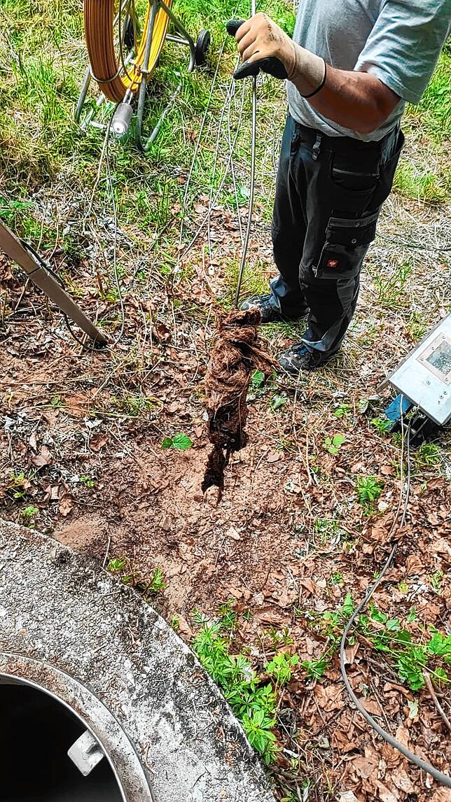 Aus den Schächten kam bei der Reinigung einiges zutage. Aus den Quellsträngen wurde viel Sand entfernt. Jetzt werden die Endstränge in ...
