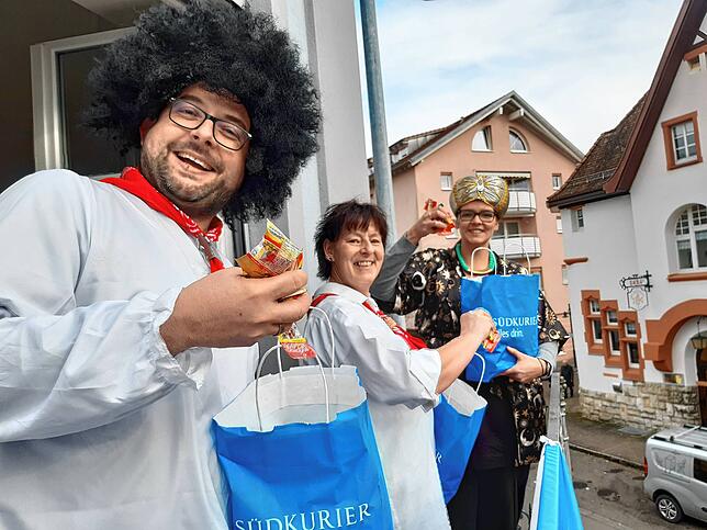 Markus Baier, Roswitha Güntert und Sira Huwiler-Flamm versorgten den Narrensamen beim traditionellen Auswerfen vom Balkon des ...