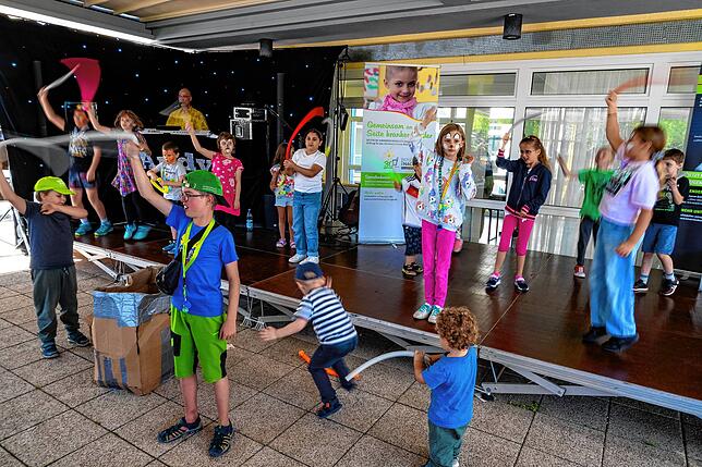 Die Kinder beim Schlauchschwingen mit DJ Tröte.