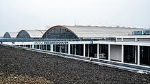 Zehn Tonnendächer der Messe Friedrichshafen werden mit Solarzellen bestückt.
