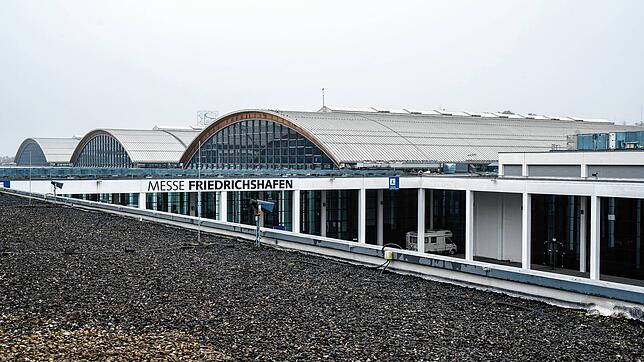 Zehn Tonnendächer der Messe Friedrichshafen werden mit Solarzellen bestückt.