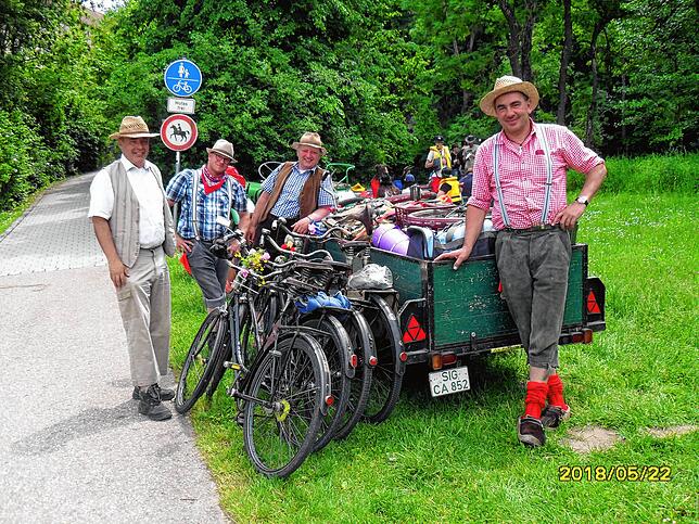 In historischer Kleidung und auf Oldtimerfahrrädern radelten (von links) Alexander Droxner, Daniel Maier, Clemens Veeser und Bernd ...