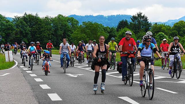 Sportlich unterwegs sind die Teilnehmer des 16. Slow-Up Hochrhein hier auf der Bundesstraße 34 bei Obersäckingen, Höhe Golfwelt: Mit dem ...