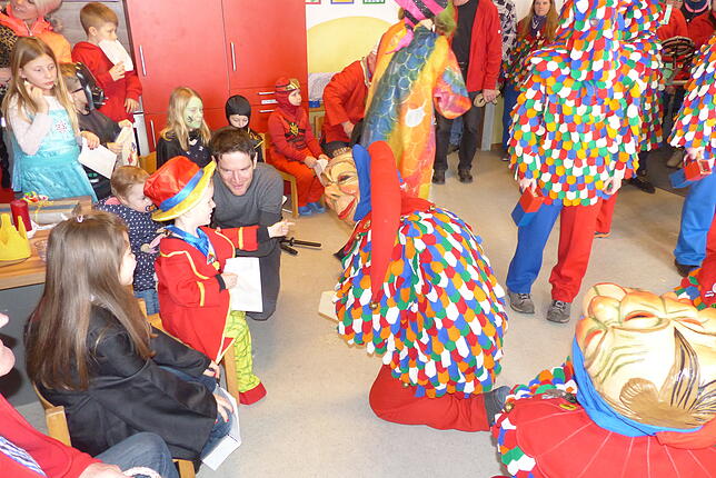 Interessiert: In Begleitung von der Fasnet-Weckmusik ist die Narrenzunft HüRi in den Kindergarten &bdquo;Sternschnuppe&ldquo; in Riedern ...
