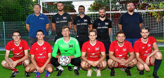 Die Neuen beim SV Jestetten: Hinten von links, Sportchef Daniel Ramirez, Co-Trainer Matthias Hertweck, Trainer Michele Masi, Co-Trainer ...