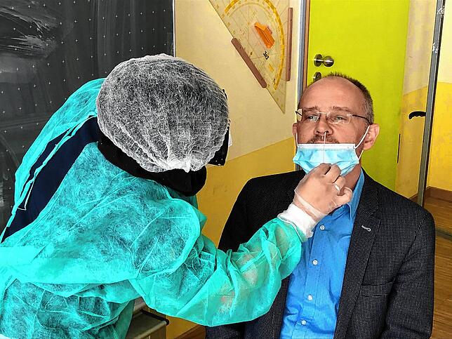 Anam Ahmad (Schwarzwald-Apotheke) und Bernd Rieckmann, Schulleiter des Scheffel-Gymnasiums, beim Vorführen der Tests.