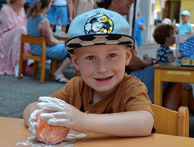 Moritz filzt sich einen Ball.